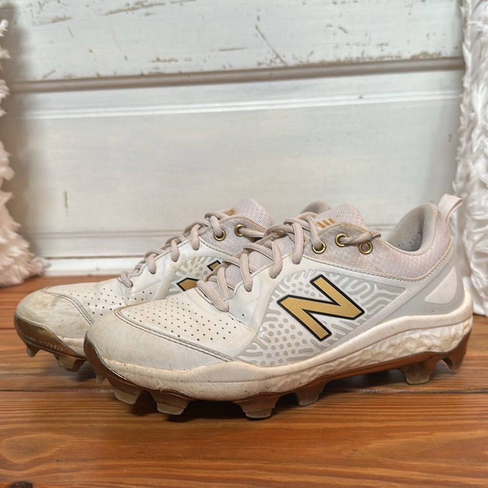 New Balance Molded Cleats Softball Girls Womens Size 7.5 White Gold Fastpitch